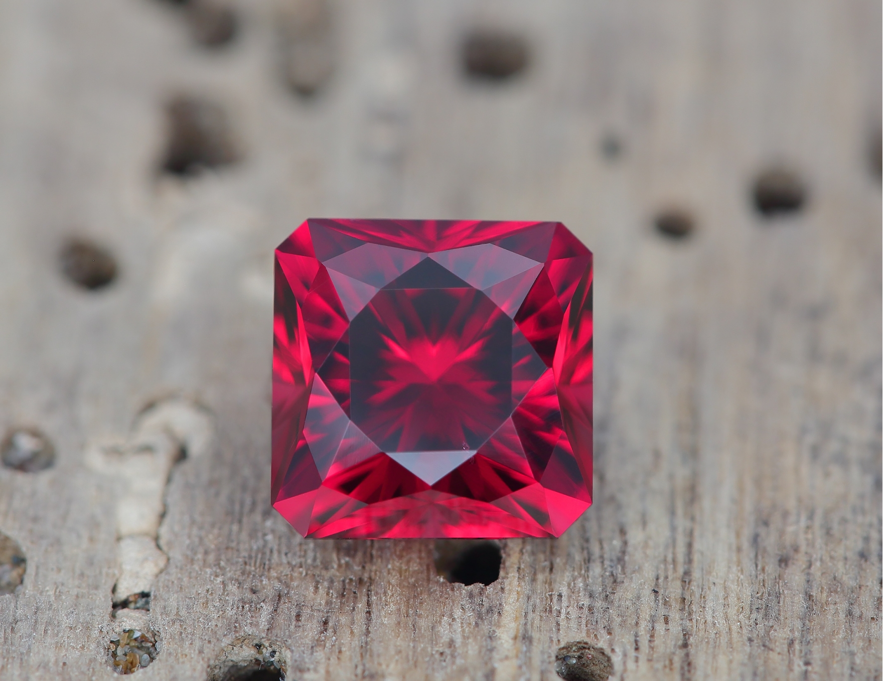 Precision cut Garnet Rhodolite 3,25 ct. from Tanzania Precision cut Garnet Rhodolite 3,25 ct. from Tanzania